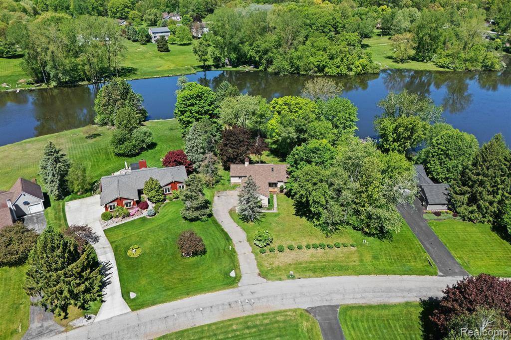 Brighton Twp, MI 48114,3380 WATERSEDGE Drive