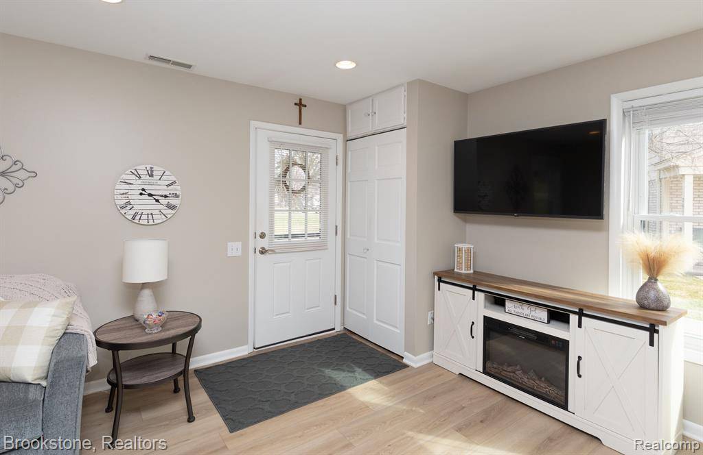 Orion Twp, MI 48360,2628 WILDWOOD Court