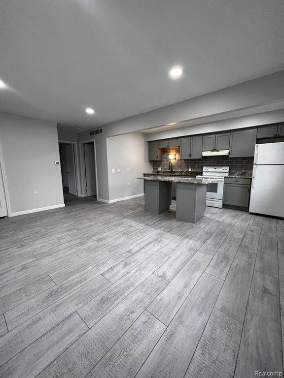 Clinton Twp, MI 48035,23225 DEANHURST Street 203