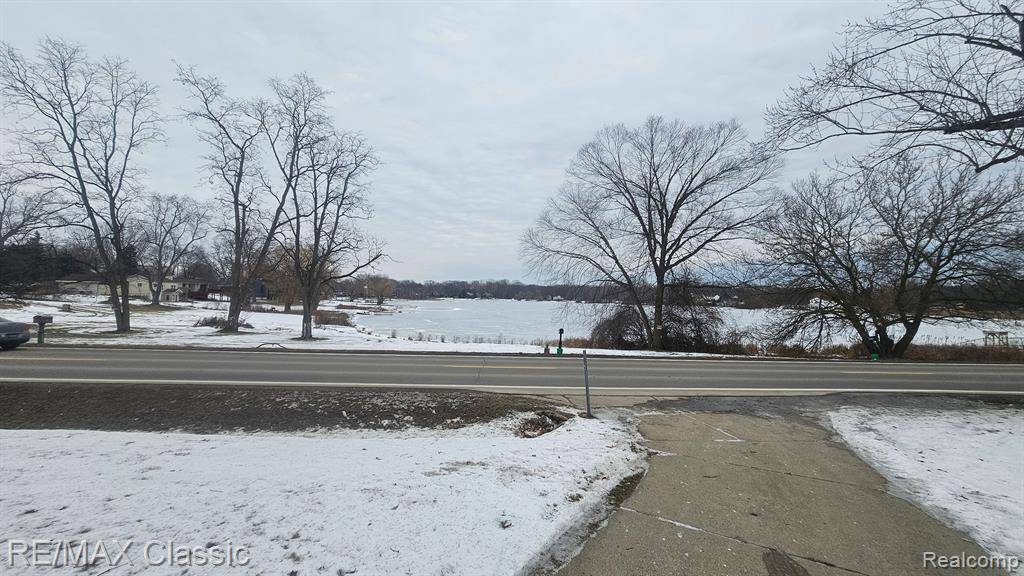 Commerce Twp, MI 48382,6045 CARROLL LAKE Road
