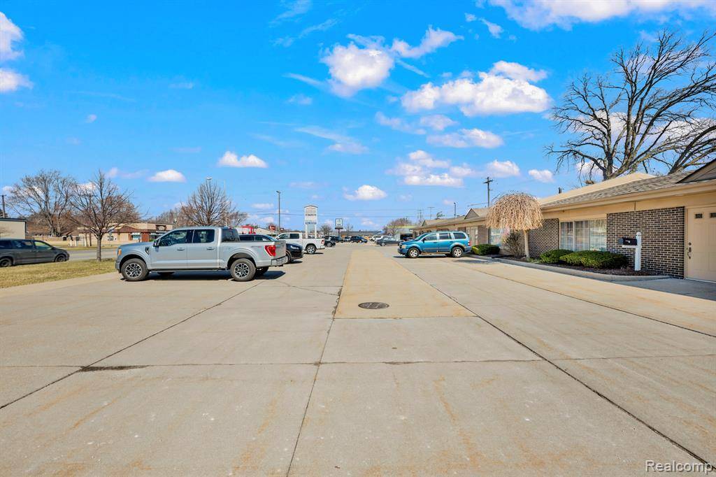 St. Clair Shores, MI 48081,28018 HARPER Avenue