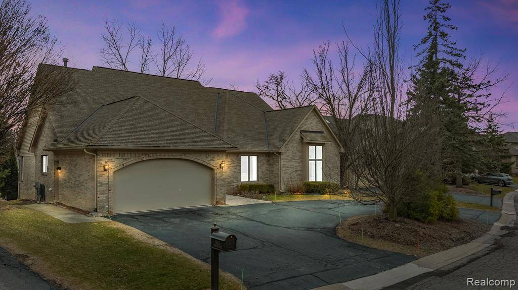 West Bloomfield Twp, MI 48323,5035 Oakbrooke Drive