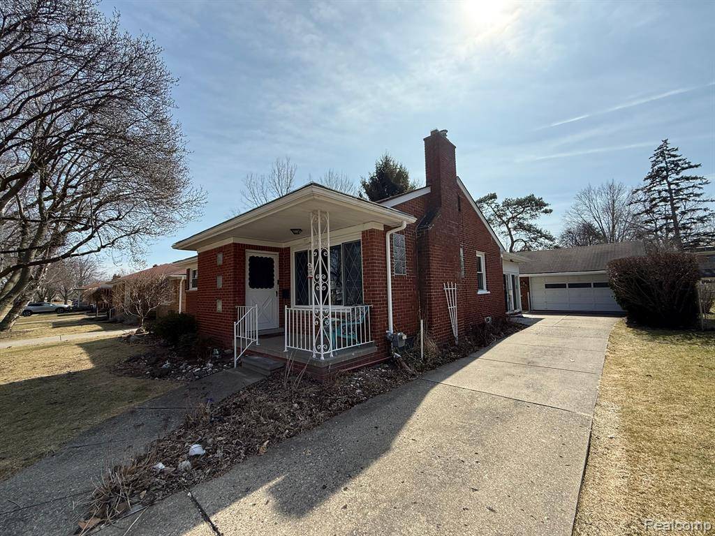 Mt. Clemens, MI 48043,377 Wellington Crescent  Boulevard