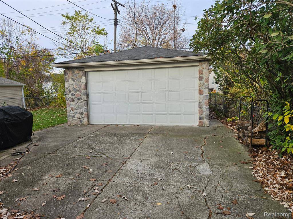 Grosse Pointe Woods, MI 48236,2204 Roslyn Road
