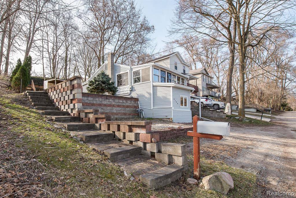 Hamburg Twp, MI 48116,8128 Halfway Drive