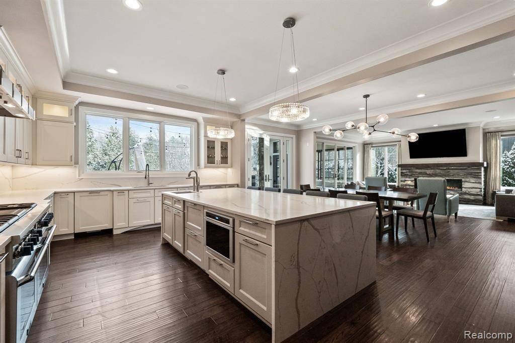 Birmingham, MI 48009,1044 LAKESIDE Drive