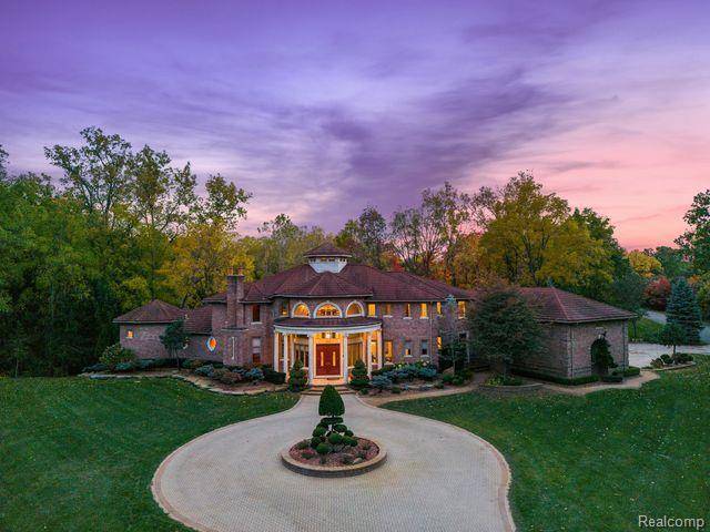 Oakland Twp, MI 48306,255 CAMELOT Way