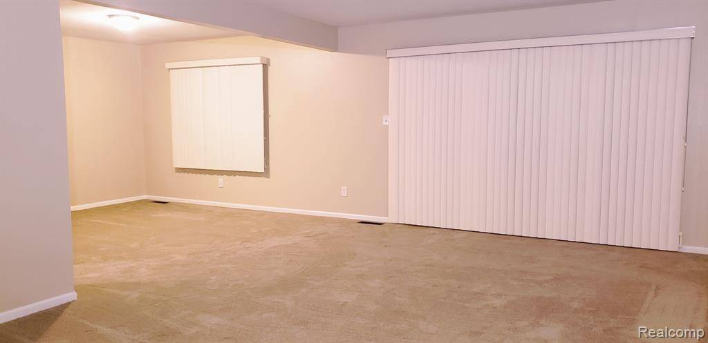 Bloomfield Twp, MI 48302,2449 MULBERRY Square 31