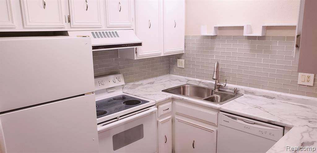 Bloomfield Twp, MI 48302,2449 MULBERRY Square 31