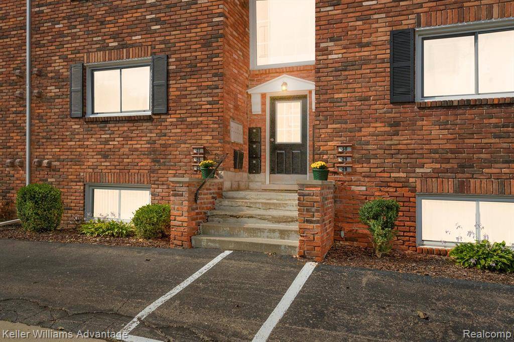 Farmington, MI 48336,31831 GRAND RIVER Avenue 27