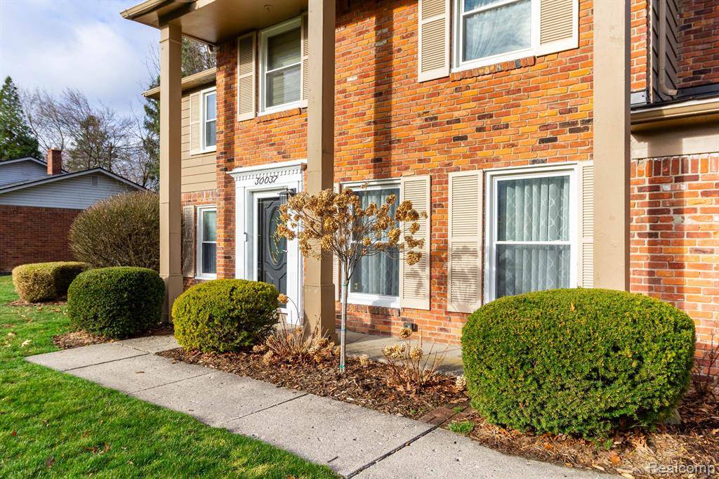 Farmington Hills, MI 48331,30037 RAVENSCROFT Street