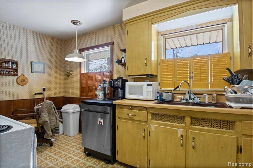 Redford Twp, MI 48240,26932 W 6 MILE Road