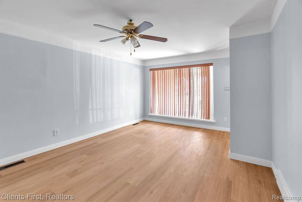 Dearborn Heights, MI 48125,4208 PARDEE Avenue