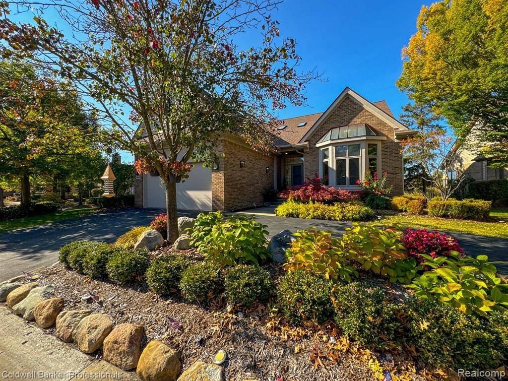 West Bloomfield Twp, MI 48323,5040 OAKBROOKE Drive