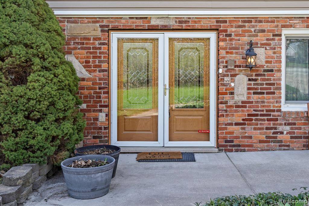 Brighton Twp, MI 48843,2901  School Lake  Drive