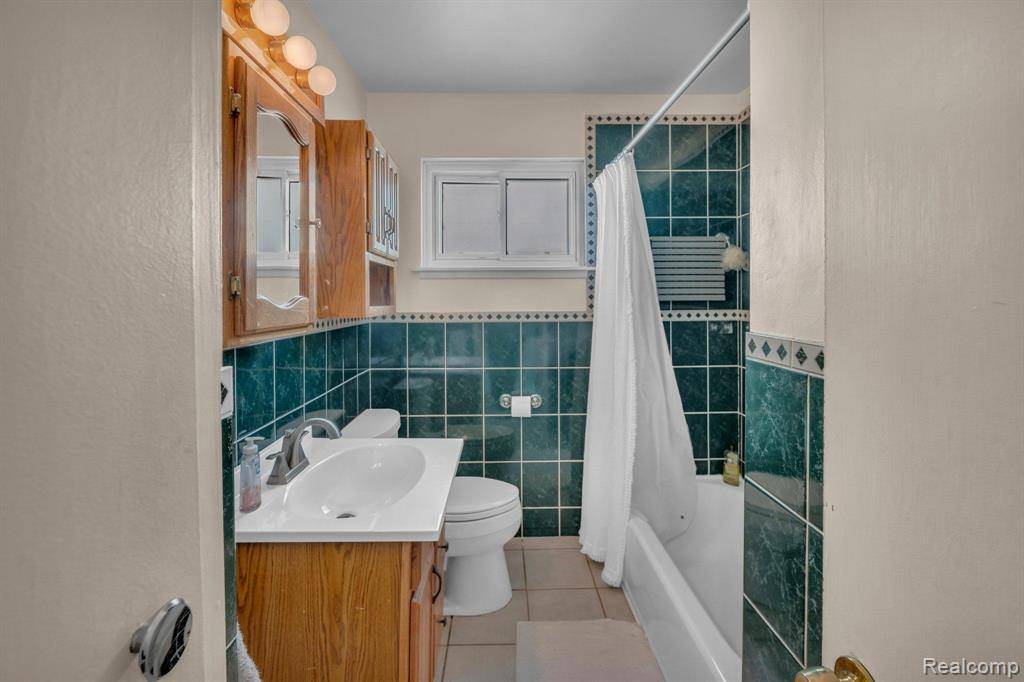 Lincoln Park, MI 48146,425 CLEVELAND Avenue