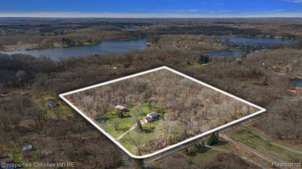 Genoa Twp, MI 48843,2208 E COON LAKE Trail
