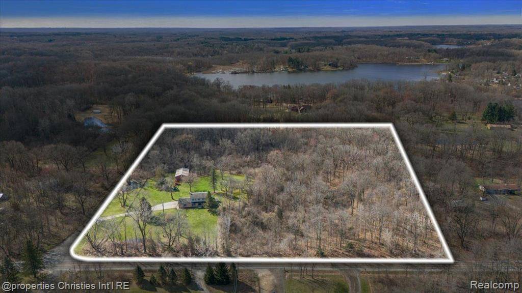 Genoa Twp, MI 48843,2208 E COON LAKE Trail