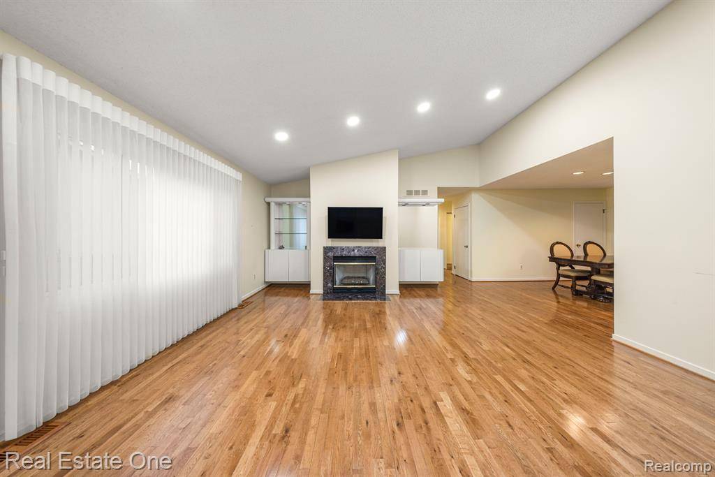 West Bloomfield Twp, MI 48322,7460 INDIANWOOD Trail