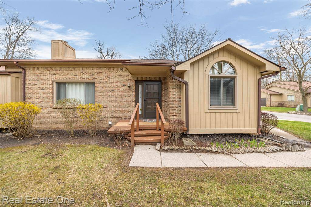 West Bloomfield Twp, MI 48322,7460 INDIANWOOD Trail