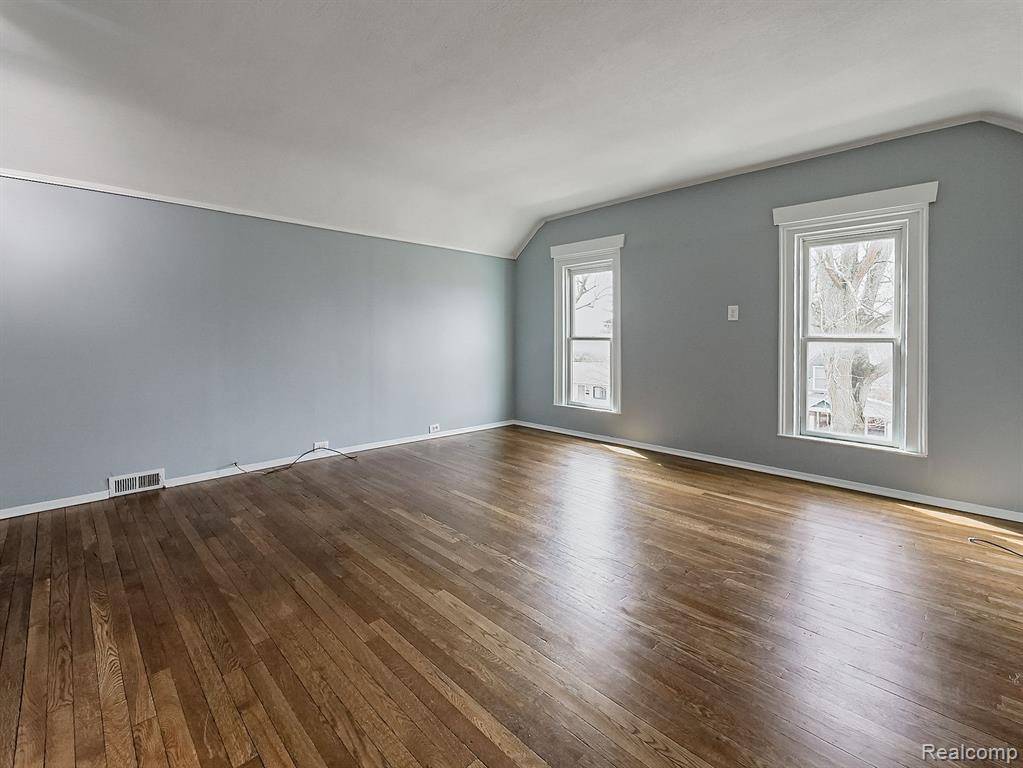 Milford Vlg, MI 48381,654 HICKORY Street