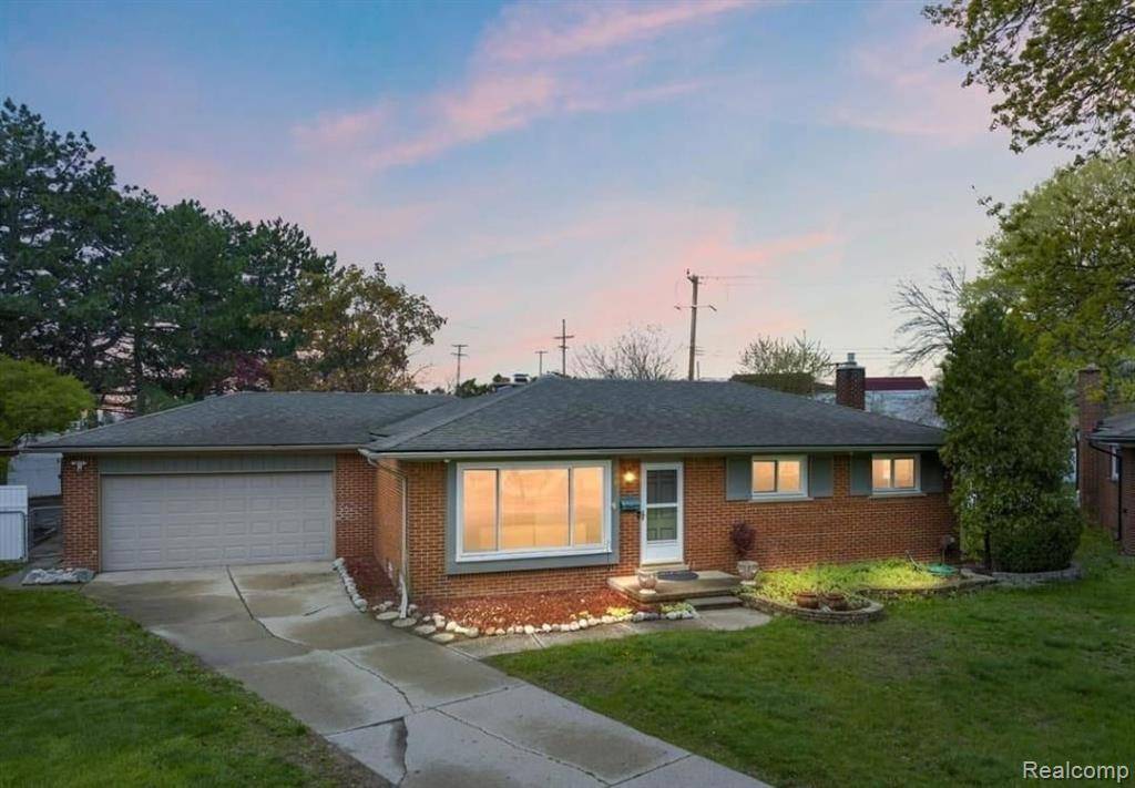 Warren, MI 48093,8100 DARLENE Street