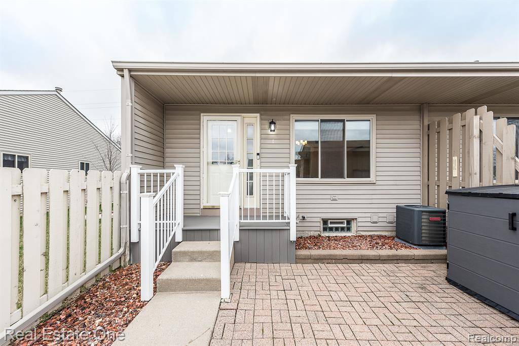 South Lyon, MI 48178,61960  ARLINGTON Circle 116 1