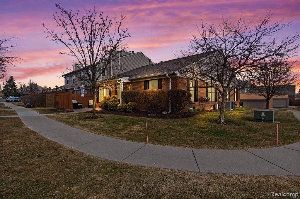 Novi, MI 48375,22068 EDGEWATER