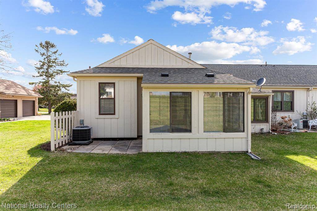 Green Oak Twp, MI 48178,9915 Cambridge Unit # 1