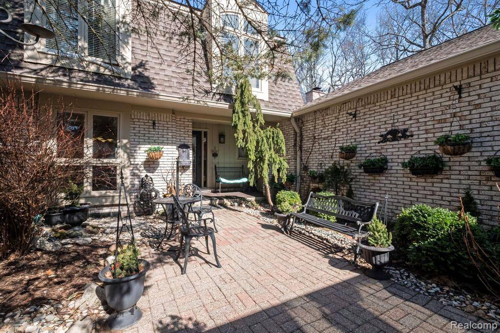 Bloomfield Twp, MI 48304,1339 KNOLLCREST Circle