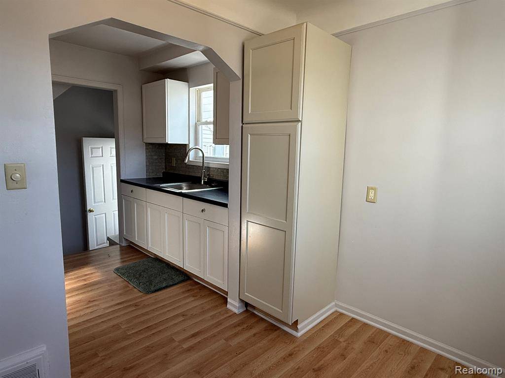 Lincoln Park, MI 48146,458 CLEVELAND Avenue