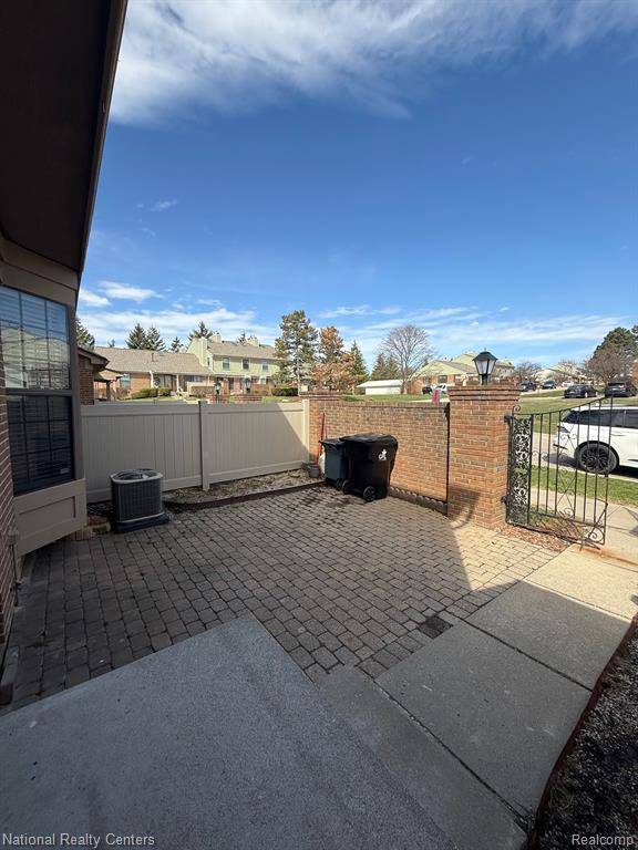 Farmington Hills, MI 48331,38959 COUNTRY Circle
