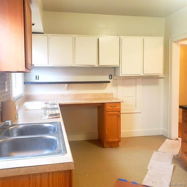 Detroit, MI 48221,16912 Fairfield