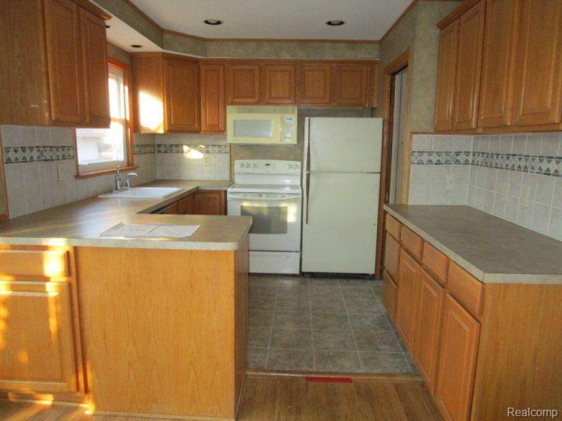 St. Clair Shores, MI 48082,31233 BURTON Street