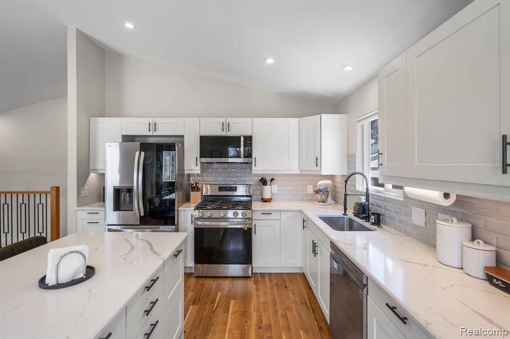 Waterford Twp, MI 48329,6502 CREST Drive