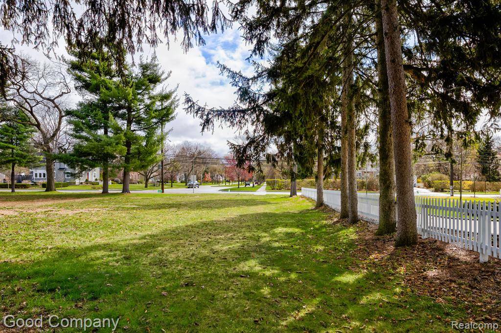 Pleasant Ridge, MI 48069,36 RIDGE Road
