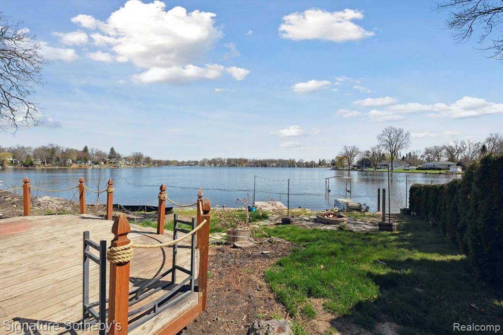 White Lake Twp, MI 48386,8797 COOLEY BEACH Drive