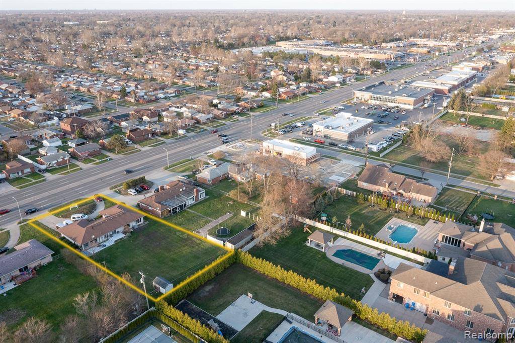 Dearborn Heights, MI 48127,27105 FORD Road