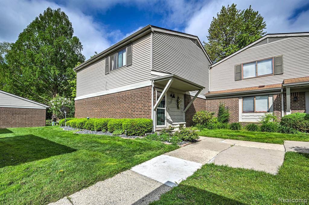 Southfield, MI 48034,29765 FARMBROOK VILLA Lane