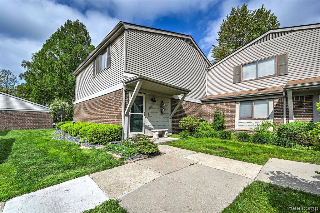 Southfield, MI 48034,29765 FARMBROOK VILLA Lane