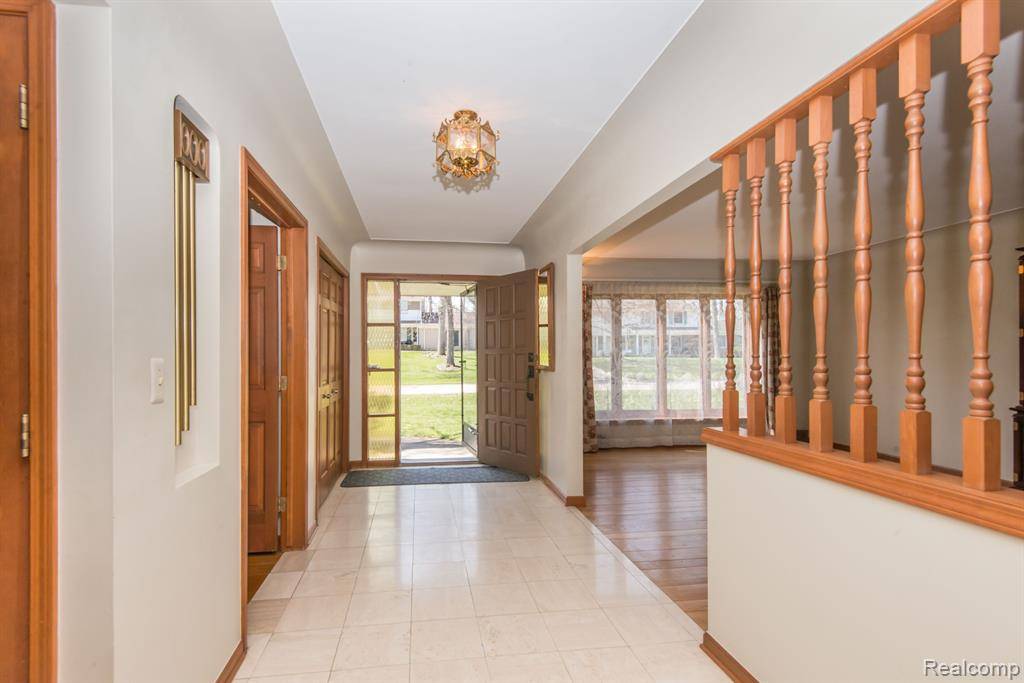 West Bloomfield Twp, MI 48322,5765 CHERRY CREST Drive