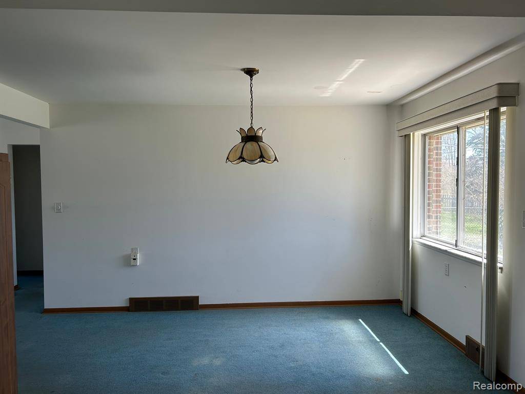 Warren, MI 48093,11212  River Drive