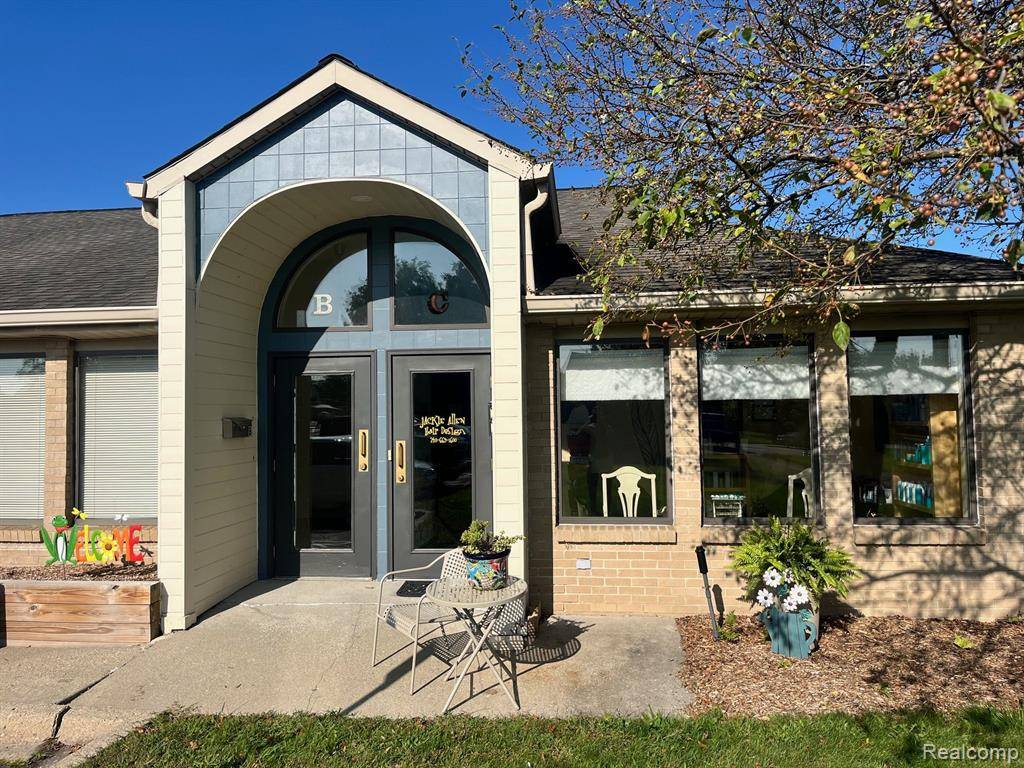 Walled Lake, MI 48390,305 N PONTIAC Trail C