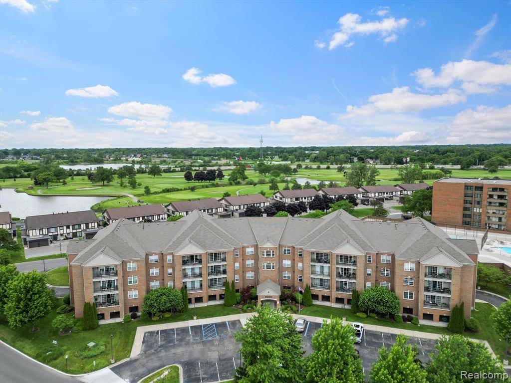 St. Clair Shores, MI 48082,2212 COUNTRY CLUB Drive