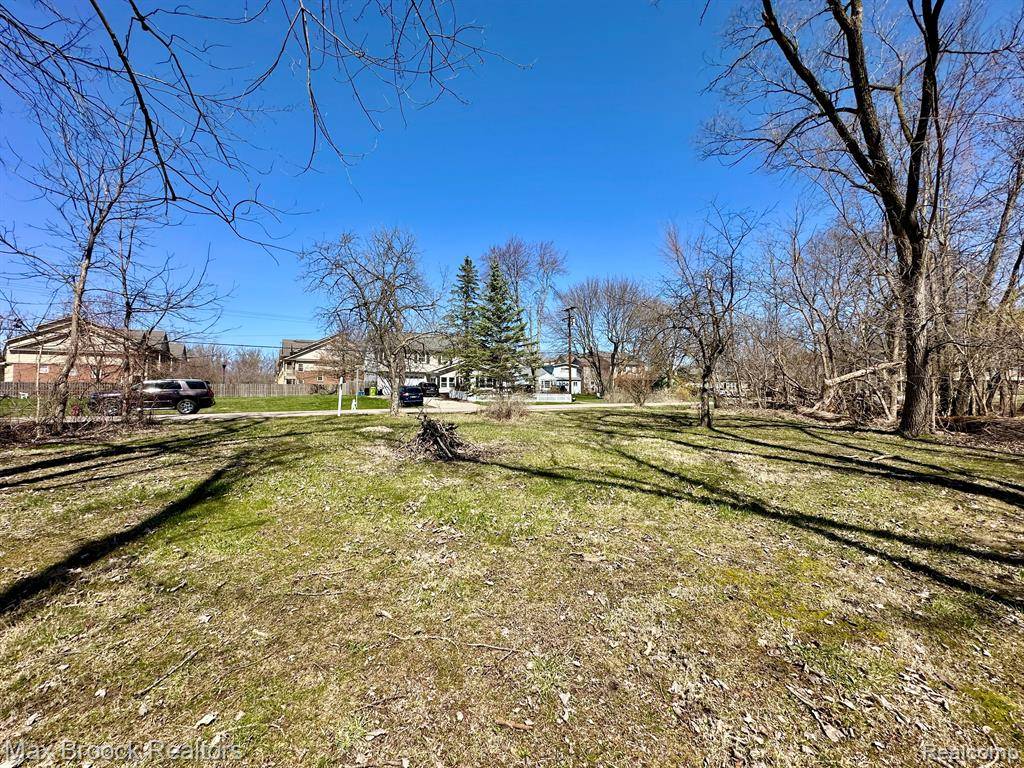 Walled Lake, MI 48390,0 Leon Road