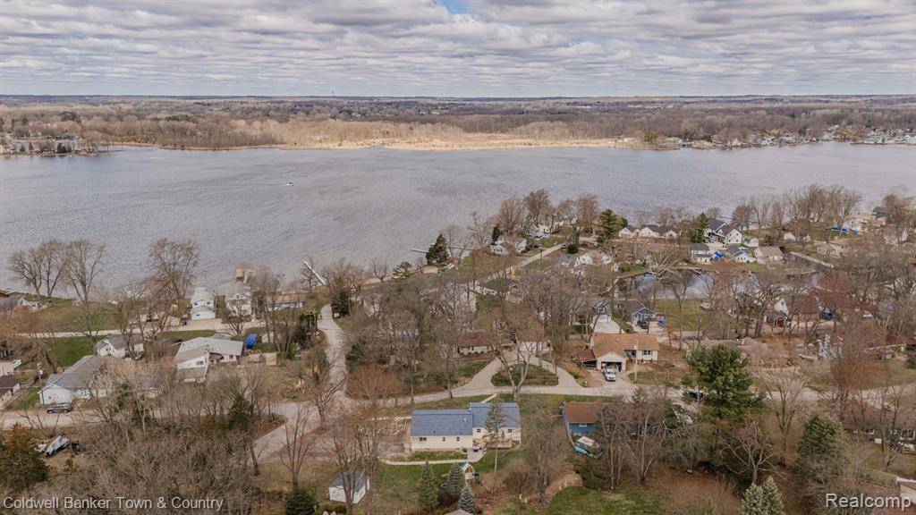 Hamburg Twp, MI 48169,11685 HIGHRIDGE Drive