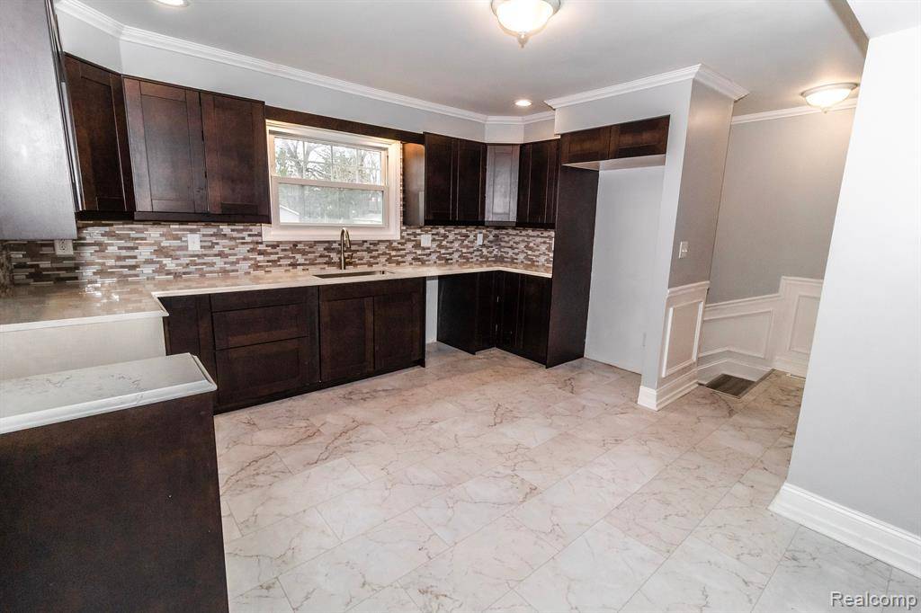 Lapeer, MI 48446,938 W OREGON Street