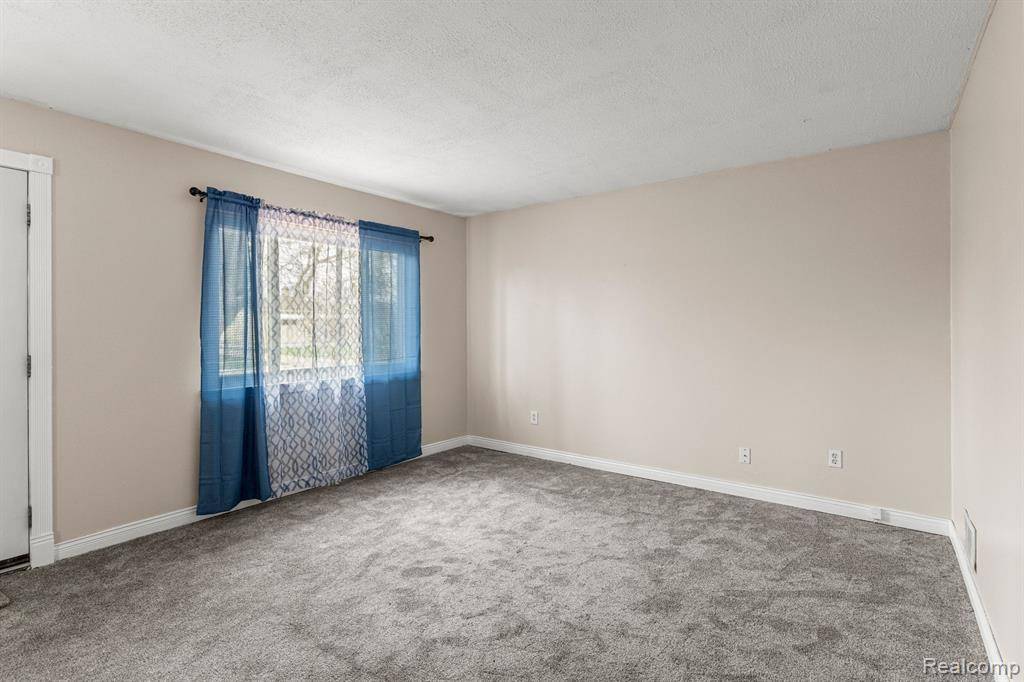 Dearborn Heights, MI 48125,4928 RAYMOND Avenue
