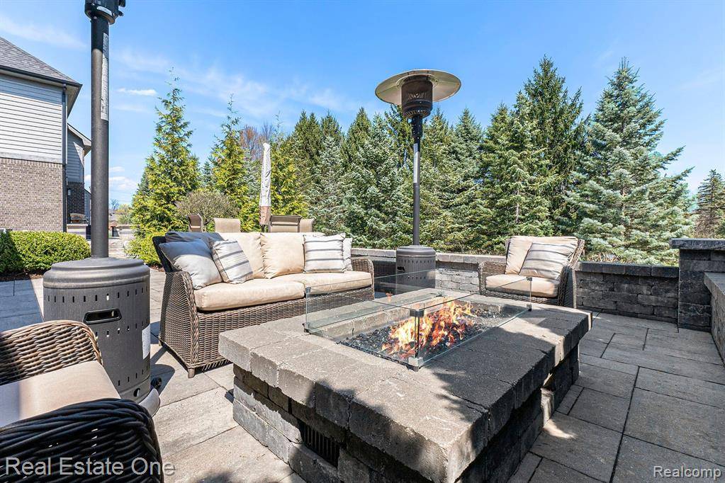 Rochester Hills, MI 48307,1057 PEMBROKE