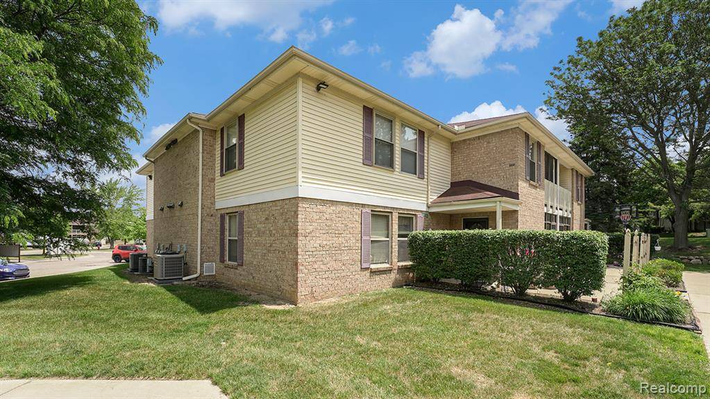 South Lyon, MI 48178,61043 GREENWOOD Drive #167